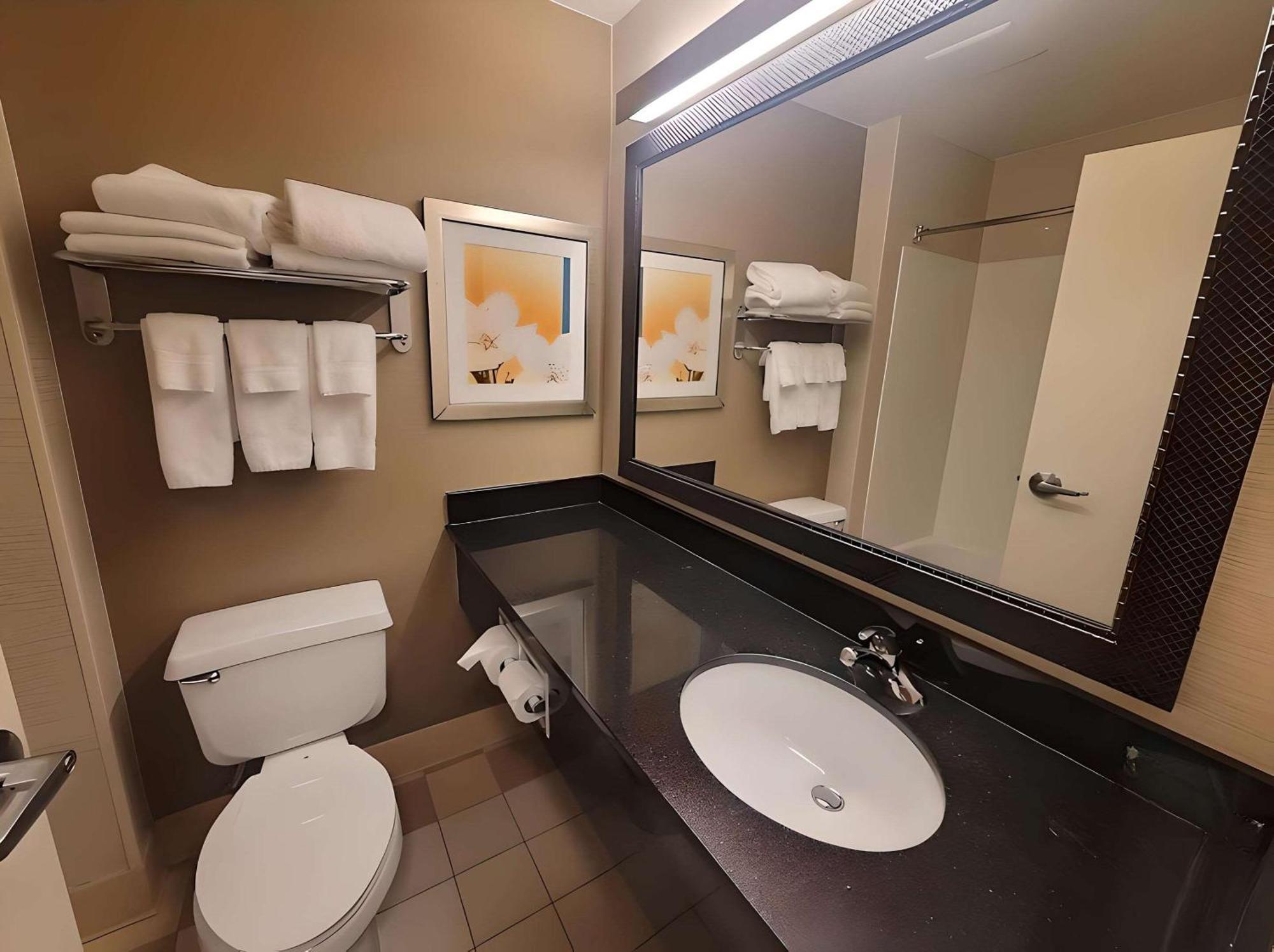 Dubuque Inn & Suites Esterno foto