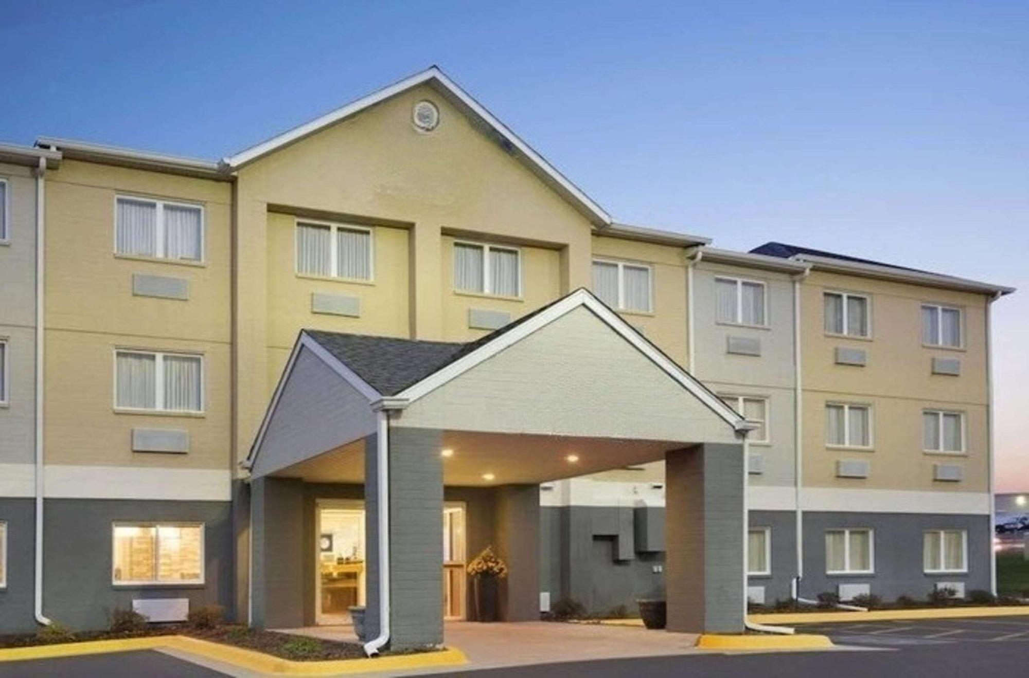 Dubuque Inn & Suites Esterno foto
