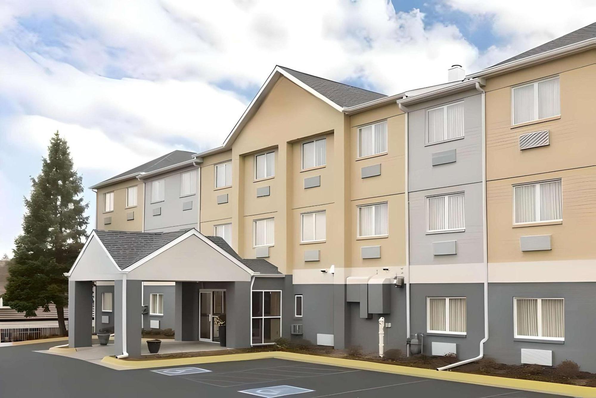 Dubuque Inn & Suites Esterno foto
